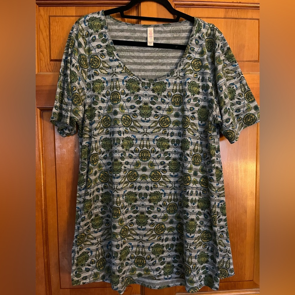 XL Lularoe top